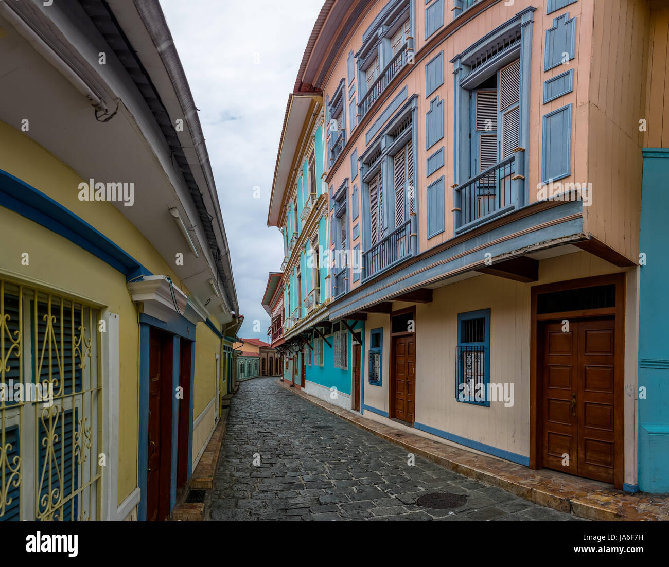 Los edificios del distrito de las penas en la base del cerro Santa Ana - Guayaquil, Ecuador Foto de stock