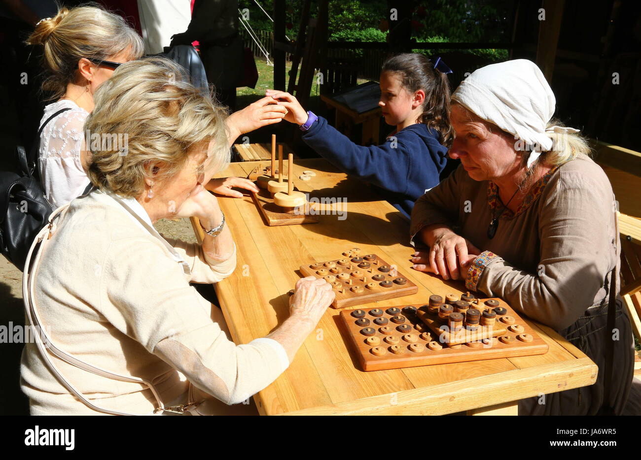Bruselas, Bélgica. El 4 de junio, 2017. Las personas intentan juegos medievales durante una fiesta medieval en Bruselas, Bélgica, 4 de junio de 2017. Crédito: Gong Bing/Xinhua/Alamy Live News Foto de stock