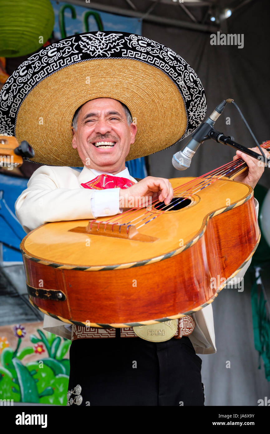 Guitarrón mexicano fotografías e imágenes de alta resolución - Alamy