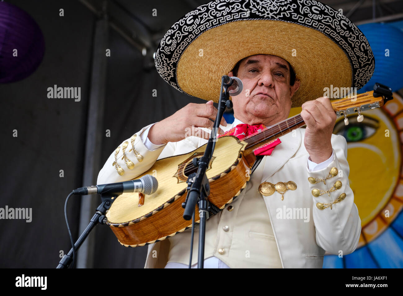La cantante mexicana, mariachi, músico tocando una guitarra, vihuela  mexicana y cantando en un festival que celebra los sonidos, cultura y  música de México, el cantante masculino, ejecutante de música tradicional  mexicana,