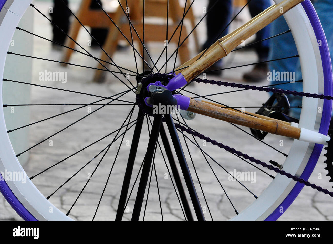 Una rueda trasera de una bicicleta de bambú visto durante el proceso de  fabricación. Al igual que las bicicletas normales las bicicletas de bambú  tiene un 700c rueda Fotografía de stock -