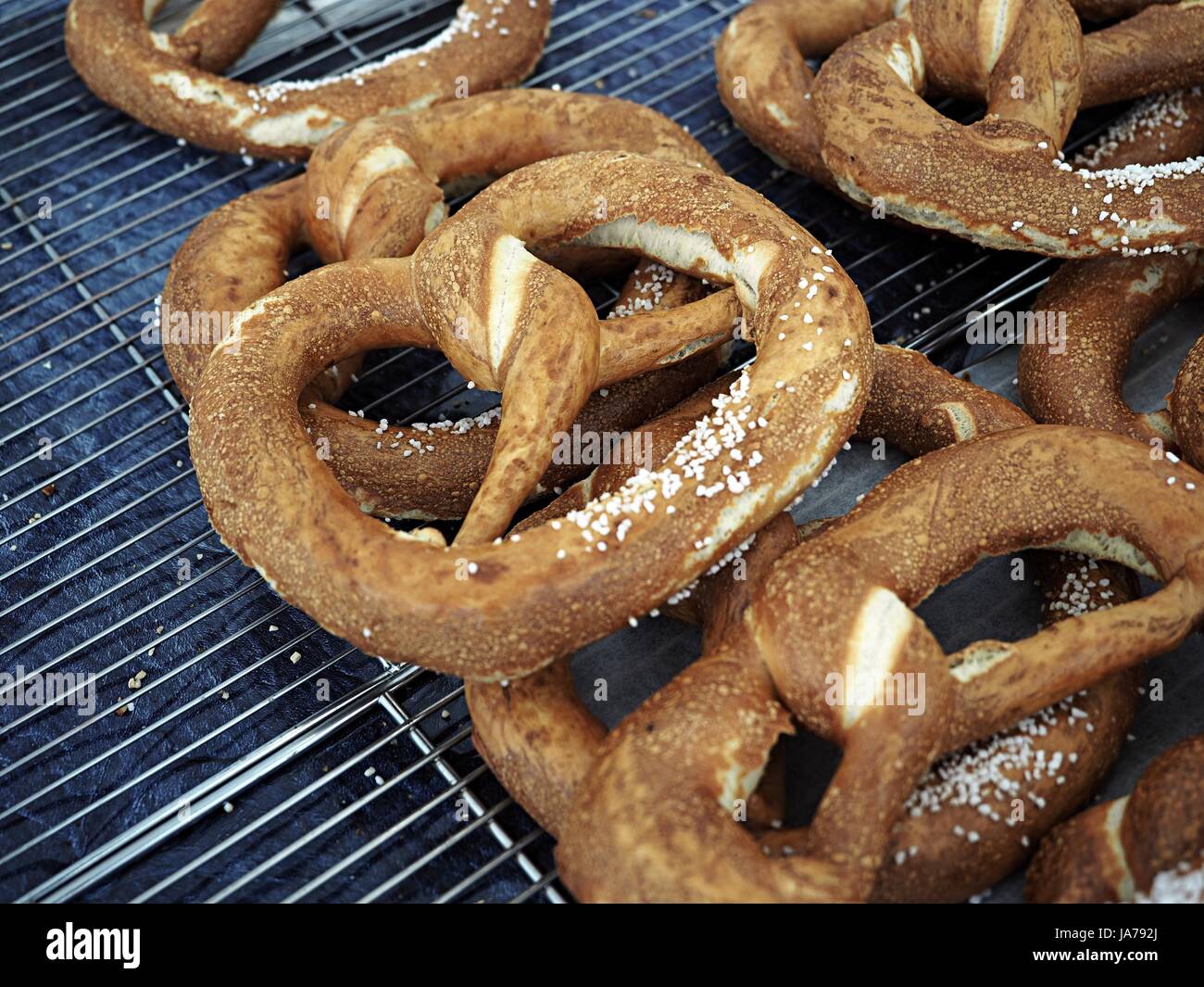 Algunos de pretzel, cracknels, frescas y fragantes, caliente, sabroso pan francés crujiente, panadería, comida de la calle Foto de stock
