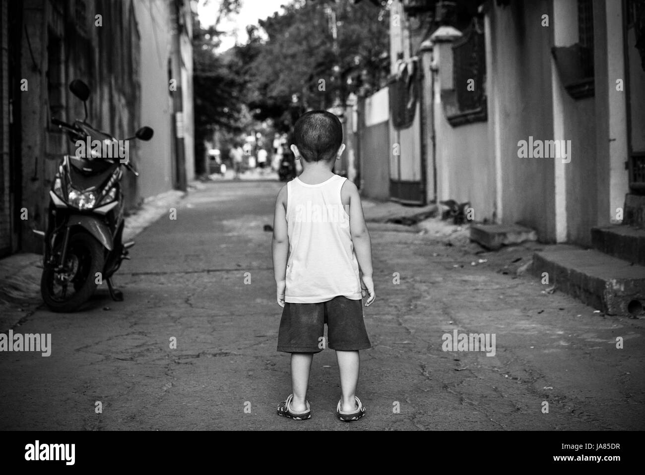 Estoy buscando a mi mamá. Soy el pibe que maravillas en busca de ella. Foto de stock