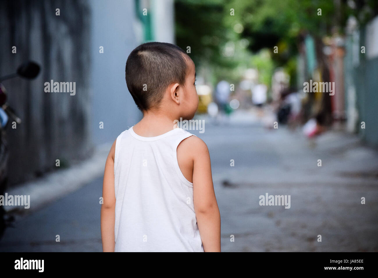 Estoy buscando a mi mamá. Soy el pibe que maravillas en busca de ella. Foto de stock