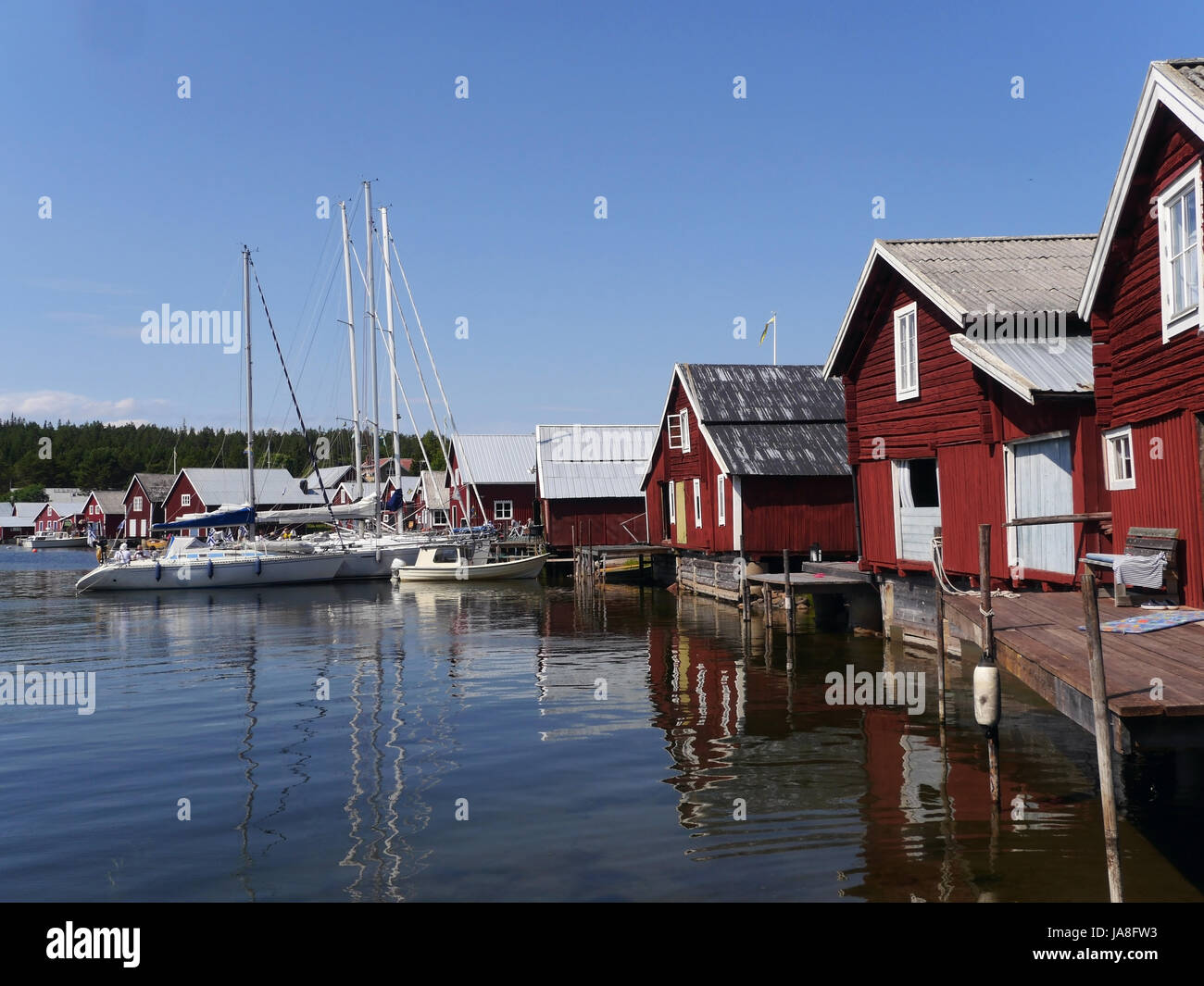 Suecia, Suecia framehouse, costa, bote de vela, velero, idílico, vela Foto de stock