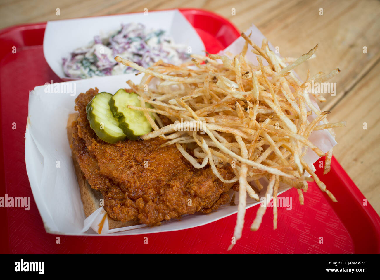 Nashville pollo frito con papas fritas y coleslaw Foto de stock