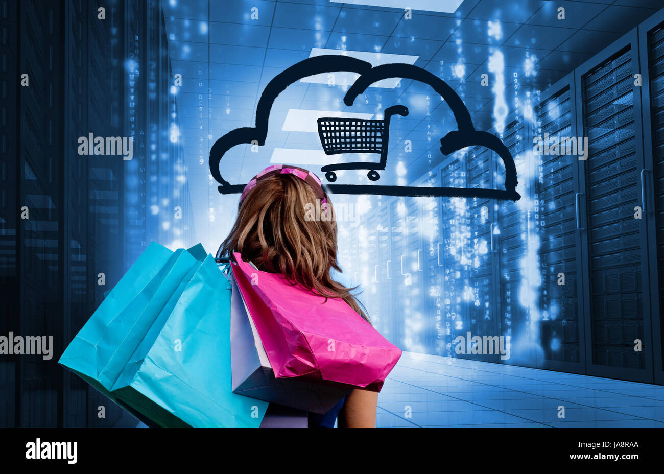 Mujer en un centro de datos mantiene las bolsas de compras y mirando un  dibujo con un carrito de la compra en una nube Fotografía de stock - Alamy