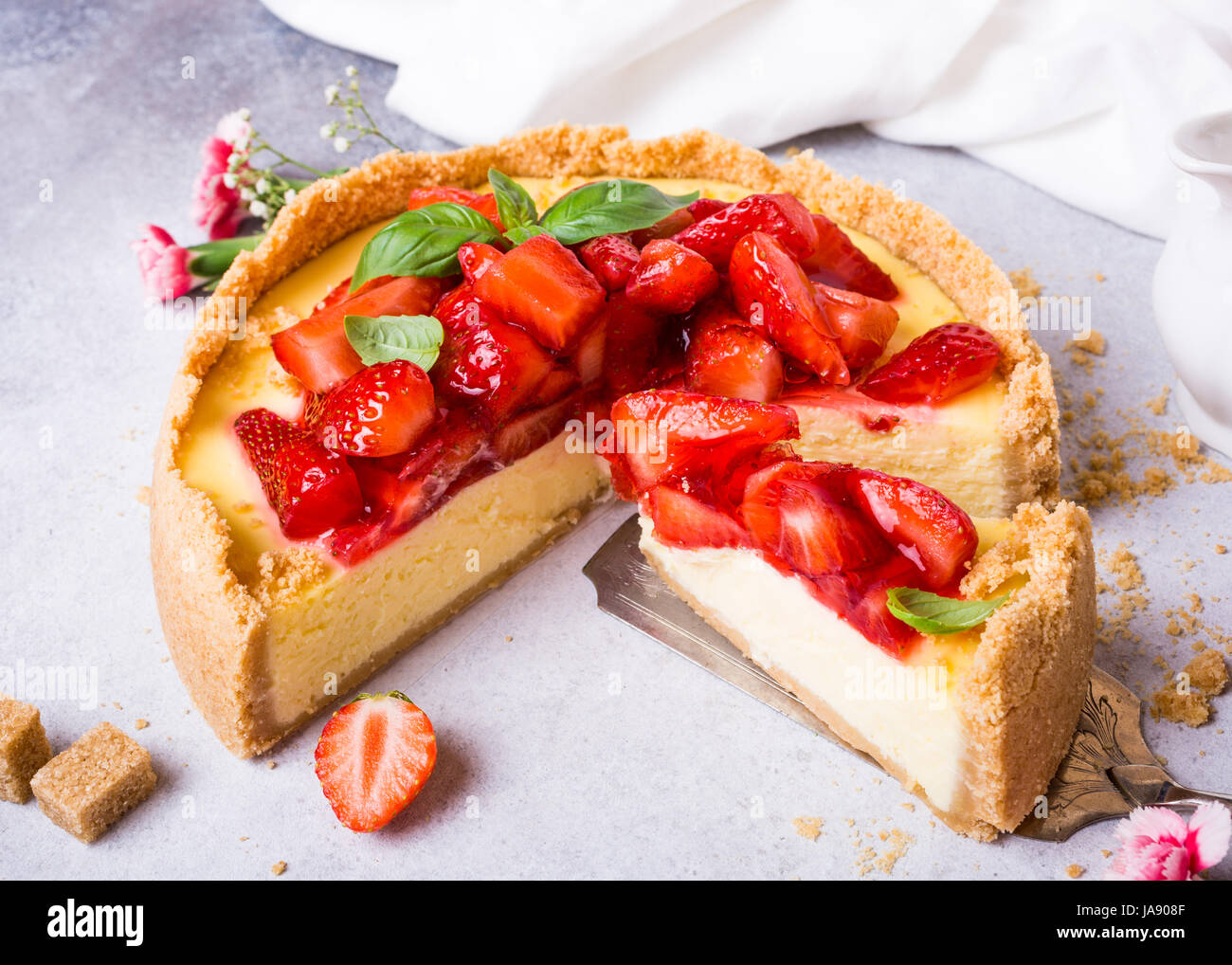 Strawberry Cheesecake y flores. Foto de stock