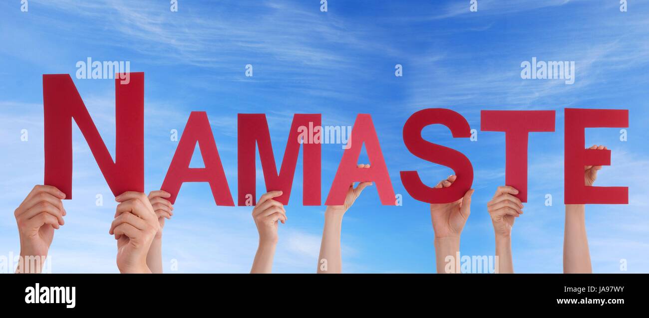 Muchas personas sosteniendo la palabra roja Namaste, que significa Hola en  el cielo Fotografía de stock - Alamy