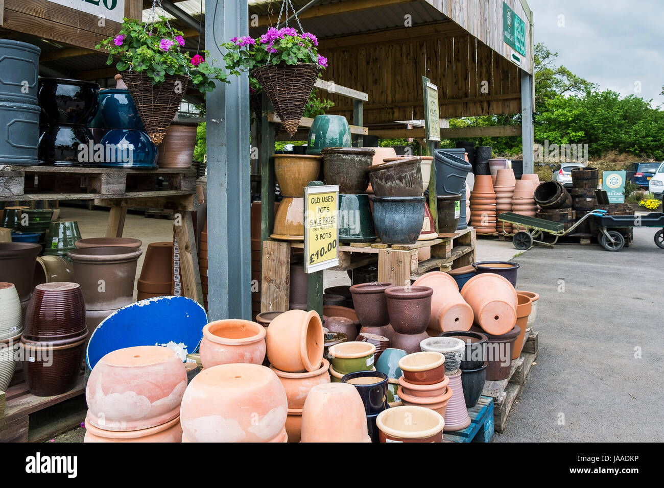 Una gran variedad de vasijas de cerámica para la venta en un centro de jardinería. Foto de stock