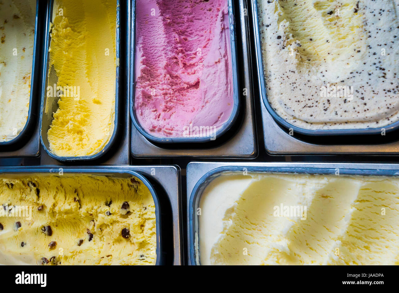 En vista cenital de tinas de diferentes sabores de helados Foto de stock