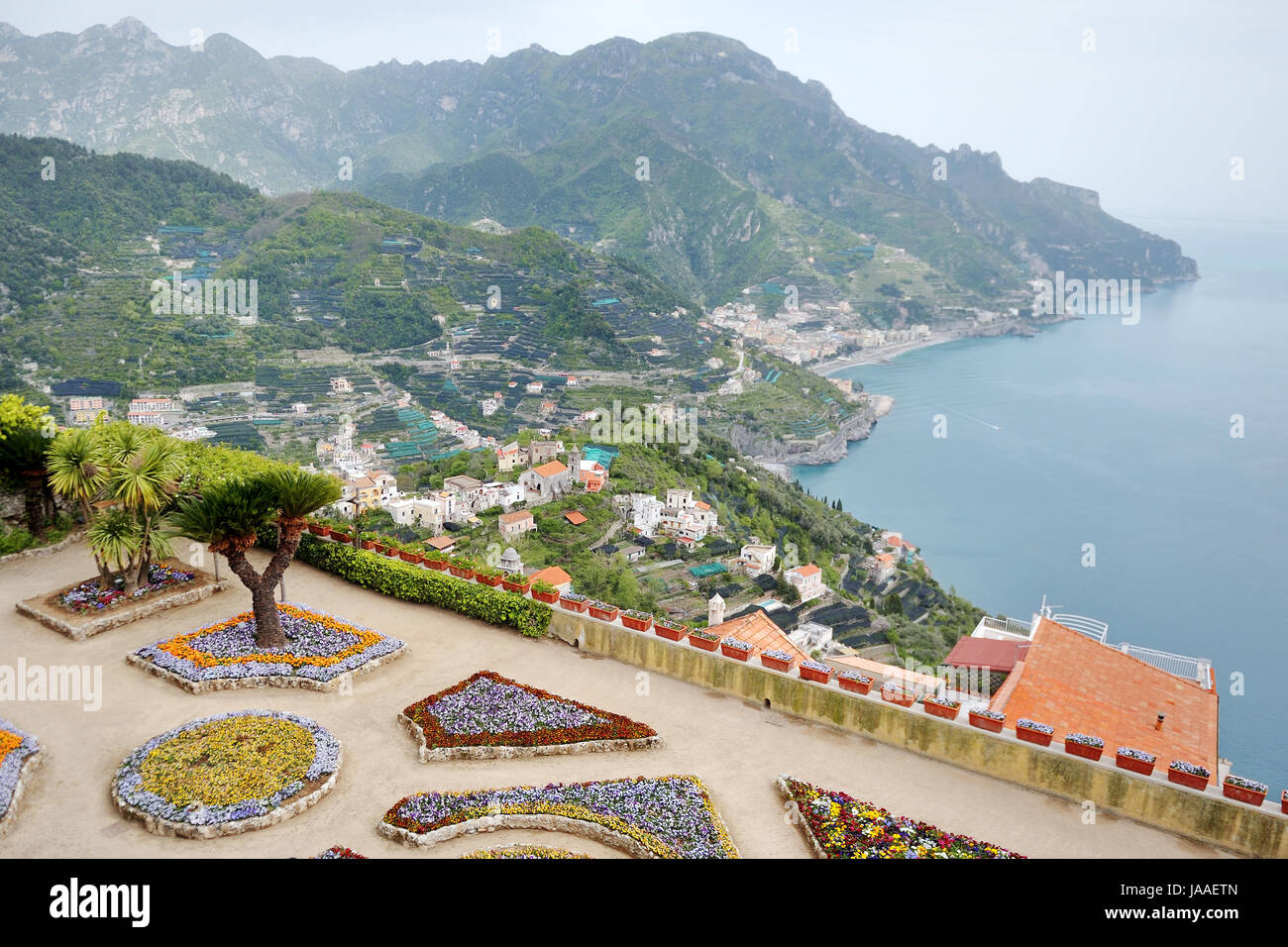 Costa de Amalfi vista panorámica de la Villa Rufolo de Ravello, Italia Foto de stock