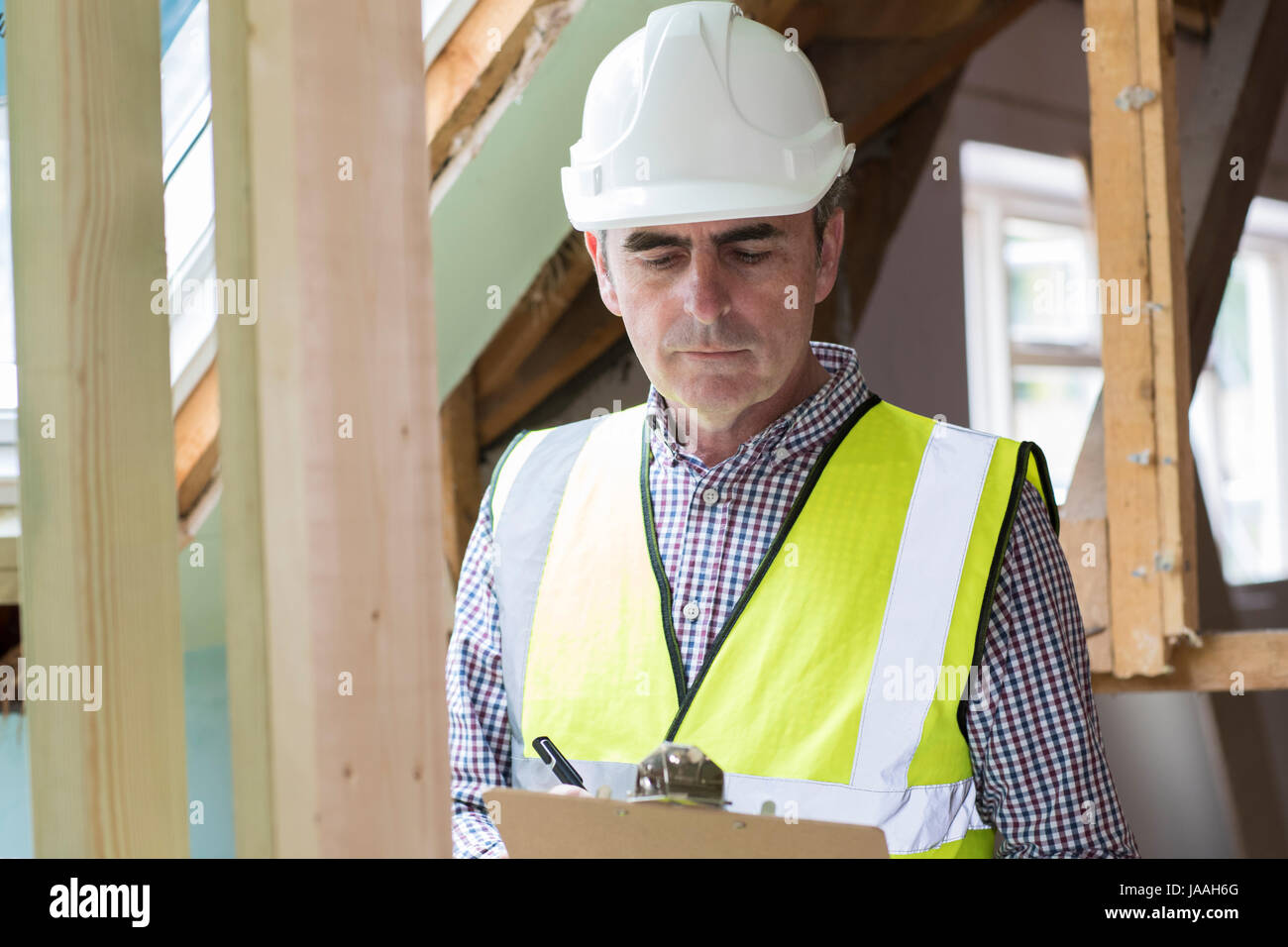 Inspector de construcciones Mirando Nueva Propiedad Foto de stock