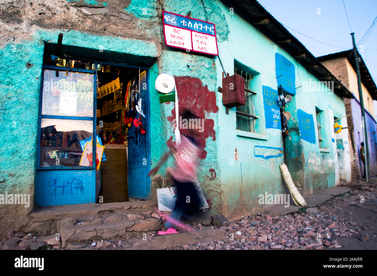 Escena callejera con tienda, Axum, Etiopía Foto de stock