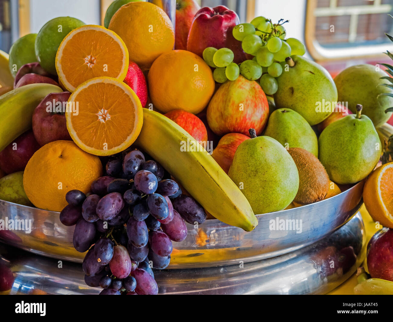 Cesta con fruta fresca y verduras, Korb mit frischem Obst und Gemüse Foto de stock