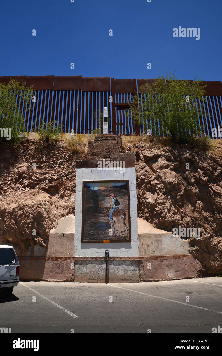 Un muro indica la frontera internacional con la ciudad de Nogales