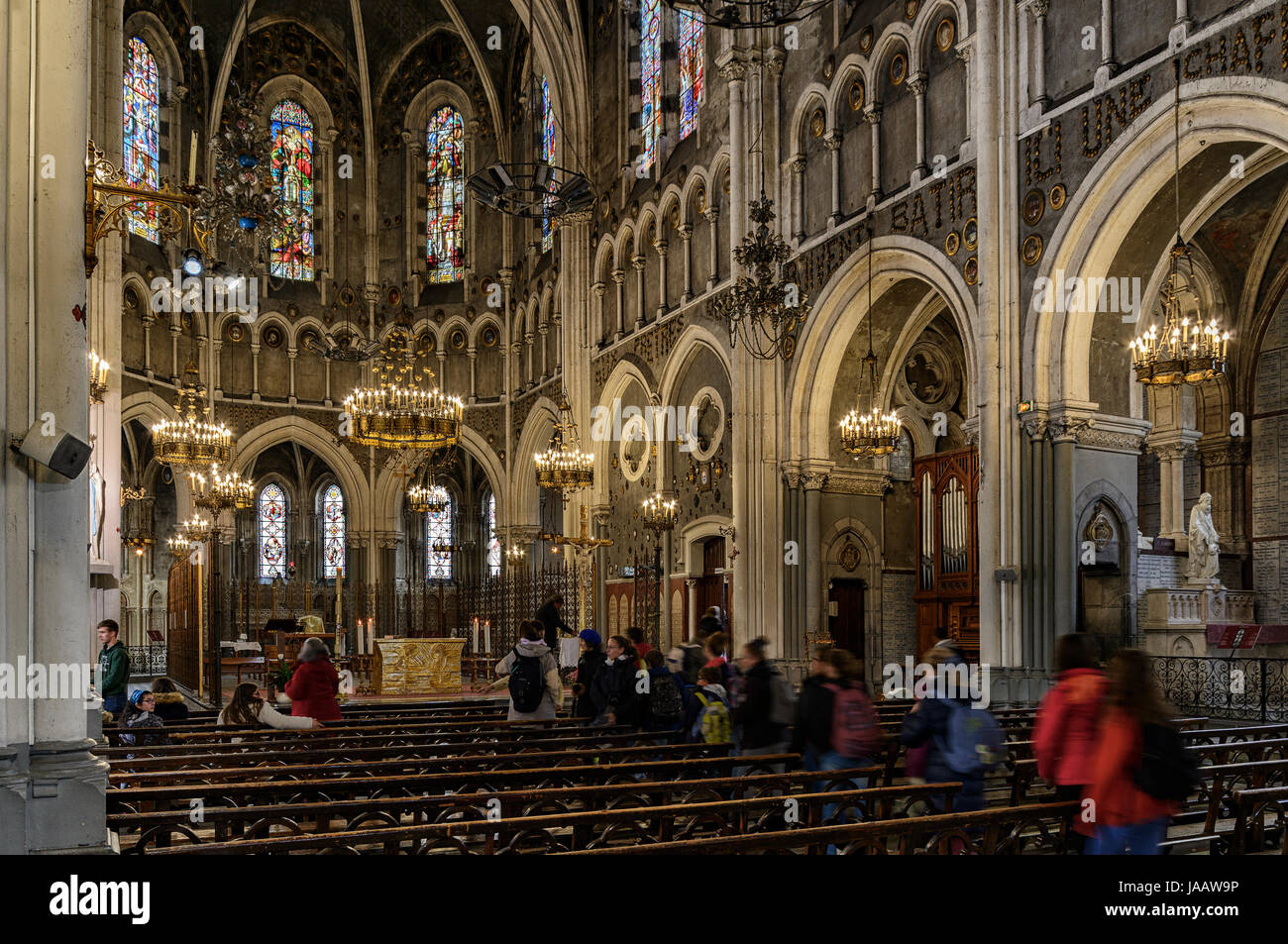 El altar y la nave de la basílica de la Inmaculada Concepción en Lourdes, Altos Pirineos, Francia. Foto de stock