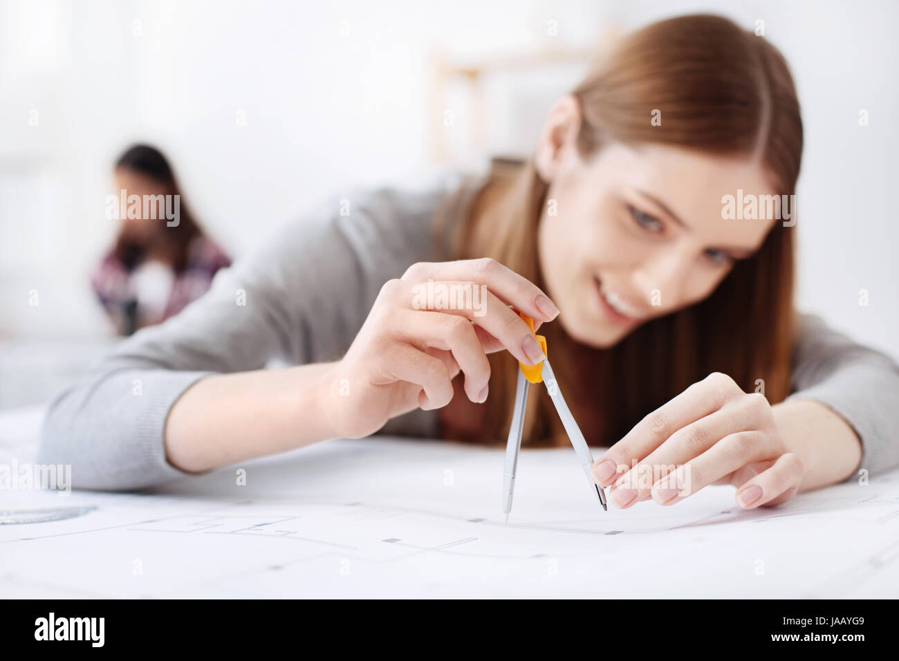 Precisión como clave. Encantador Emocionados mujer creativa empleando la herramienta especial para dibujar un círculo perfecto, mientras que la preparación de planes de su nuevo proye Fotografía de stock - Alamy Precisión como clave. Encantador Emocionados mujer creativa empleando la herramienta especial para dibujar un círculo perfecto, mientras que la preparación de planes de su nuevo proye Fotografía de stock - Alamy