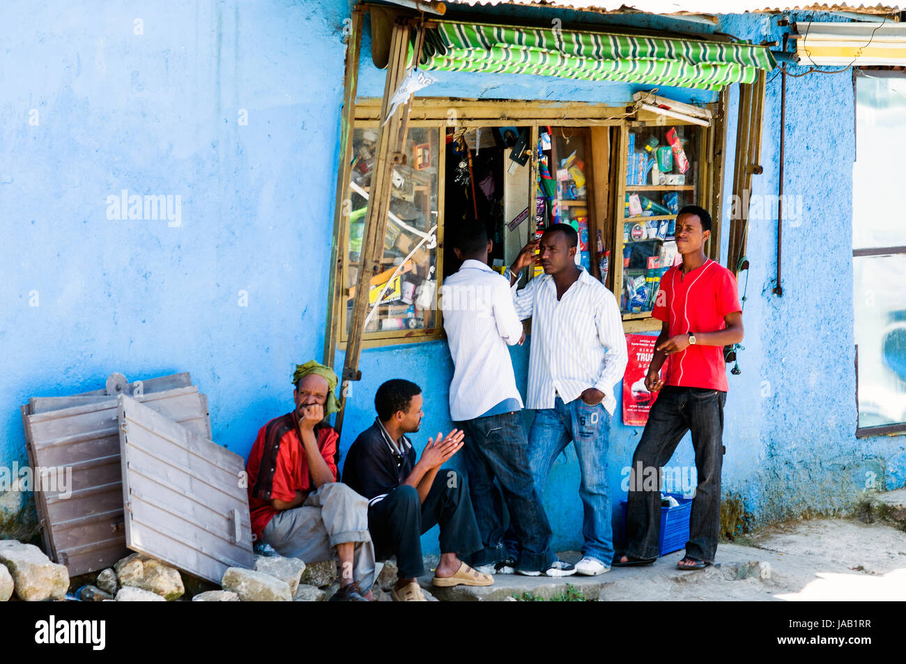 Escena de una calle con tiendas pequeñas, Piazza, en Addis Abeba, Etiopía Foto de stock