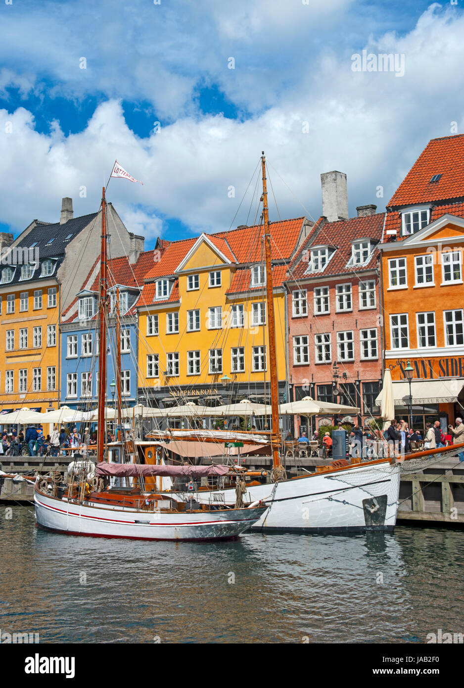 Yate en el Canal de Nyhavn, Copenhague, Dinamarca, Escandinavia, Europa Foto de stock