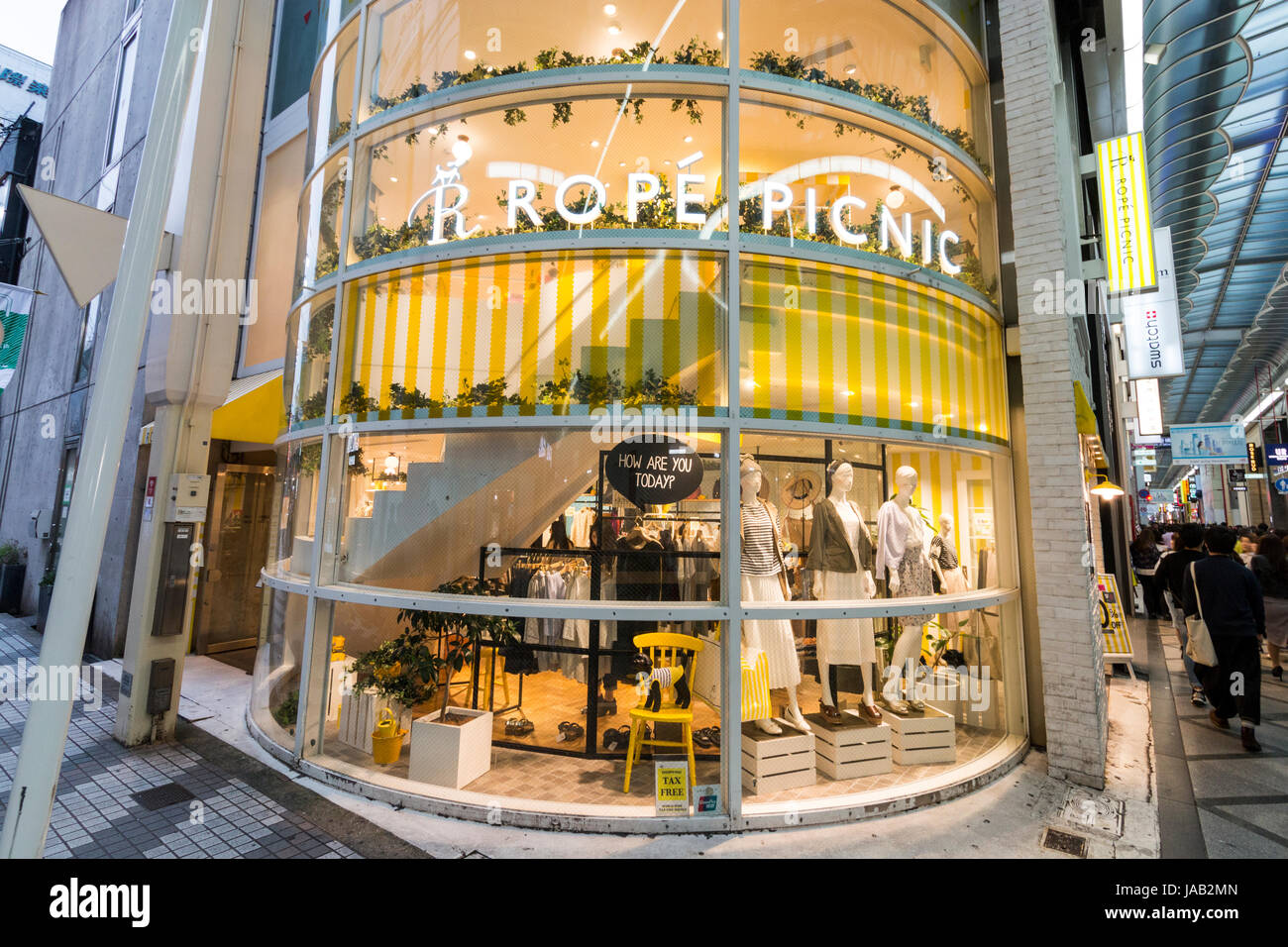Japón, Osaka Shinsaibashi. Arquitectura muy módem aparece en la 'R Cuerda Picnic boutique de moda. Esquina de vidrio edificio almacén semicircular. Foto de stock