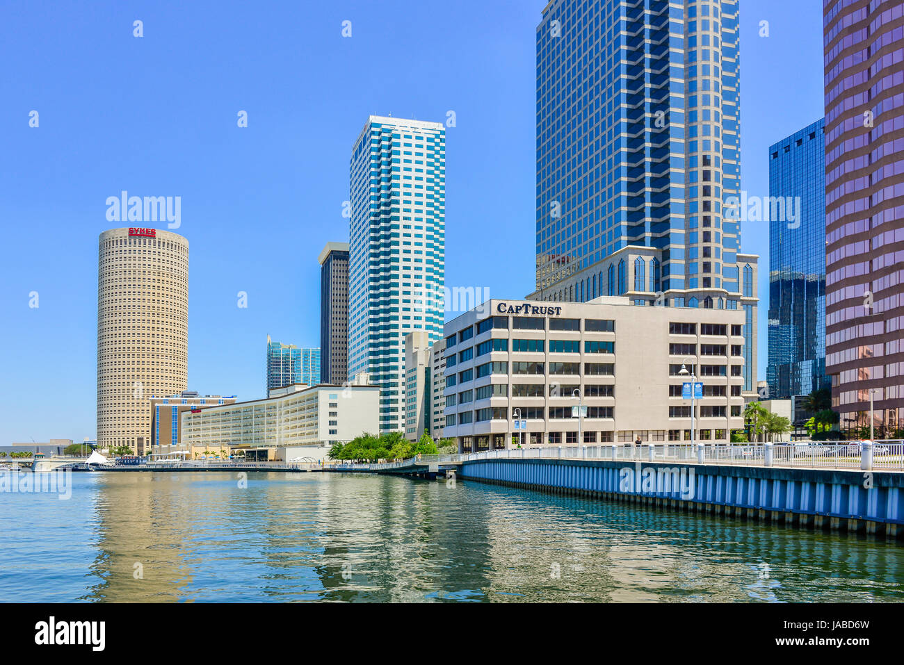 Tampa Riverwalk vientos camino peatonal junto a la orilla del río