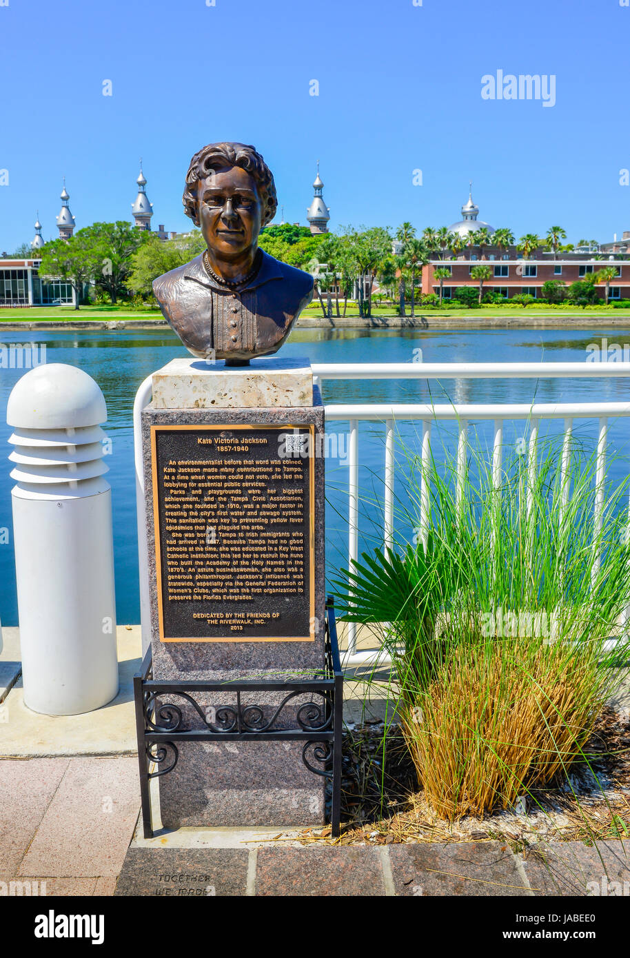 Un busto de bronce de Kate Victoria Jackson es parte del monumento histórico de Tampa sendero a lo largo del paseo del río en el río Hillsborough en Tampa, FL. Foto de stock