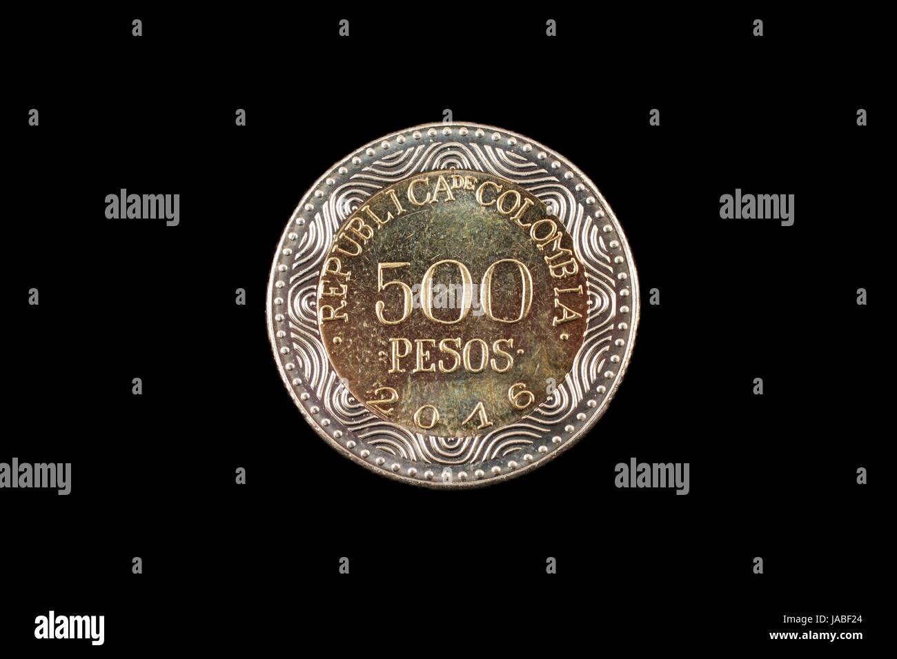 Una imagen de una moneda de 500 pesos colombianos sobre un fondo negro  Fotografía de stock - Alamy