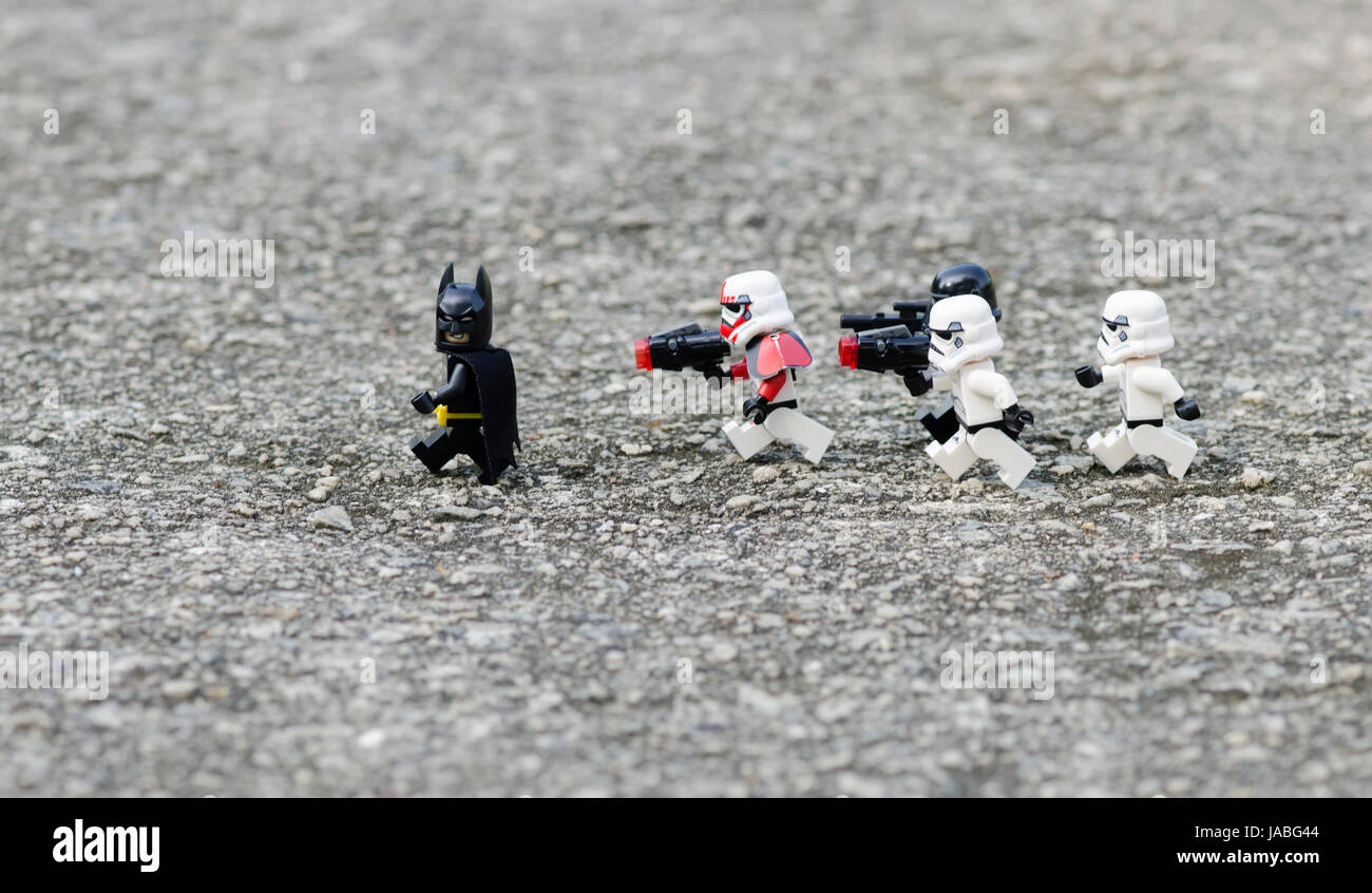 Lego Star Wars troopers persiguiendo LEGO Batman escena Fotografía de stock  - Alamy