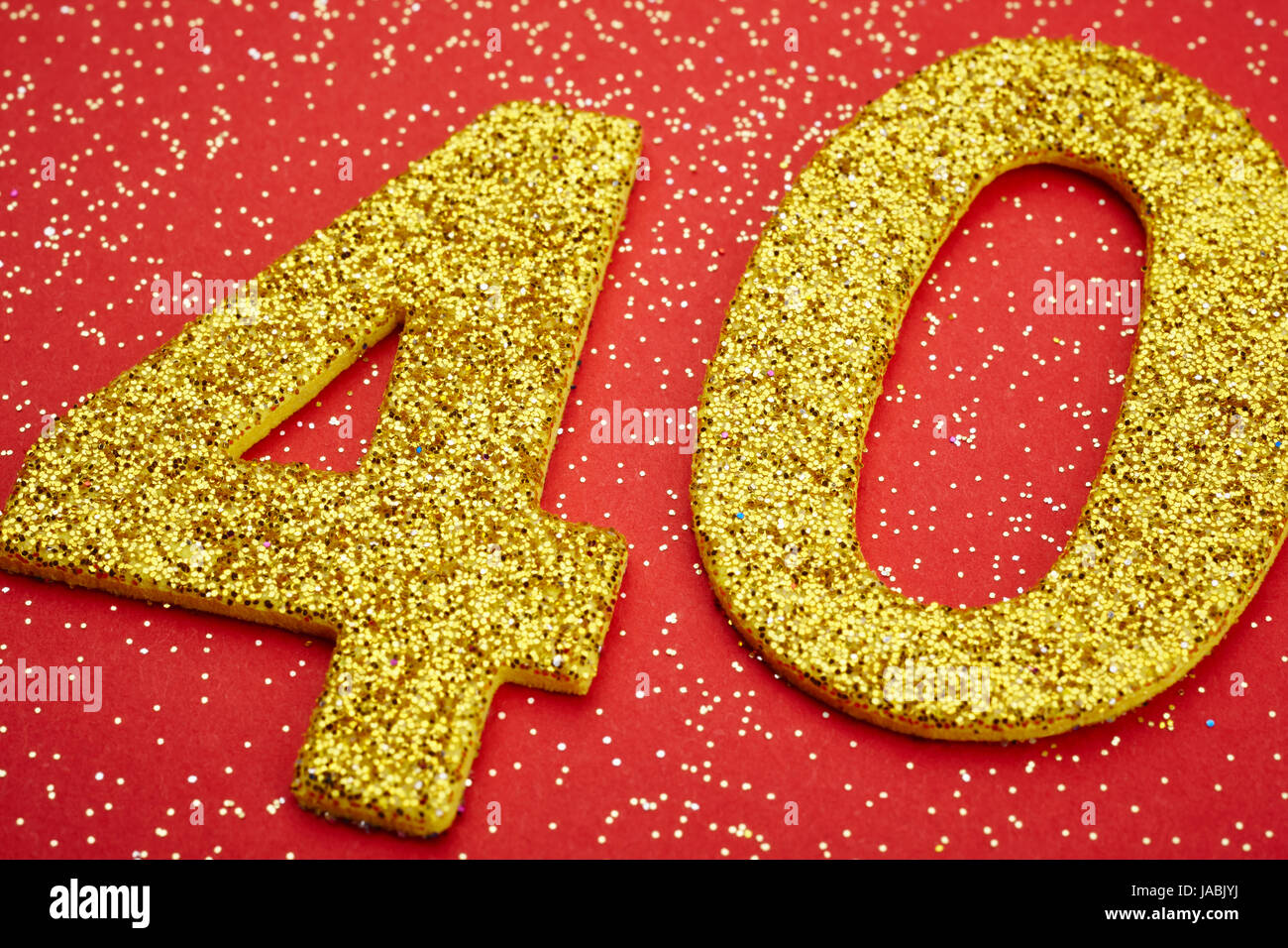 Número cuarenta color dorado sobre un fondo rojo. Aniversario. Horizontal  Fotografía de stock - Alamy