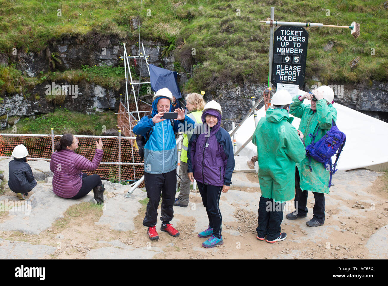 El Bradford Pothole Club del 'cabrestante satisfacer' encima Gaping Gill en Yorkshire. Celebra una vez al año para el público en general para ver la enorme caverna debajo Foto de stock