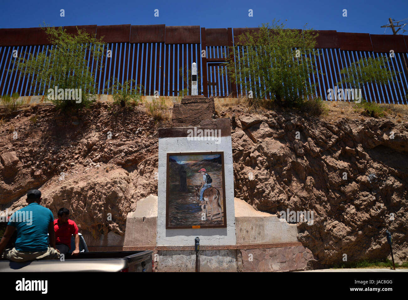 Un muro indica la frontera internacional con la ciudad de Nogales