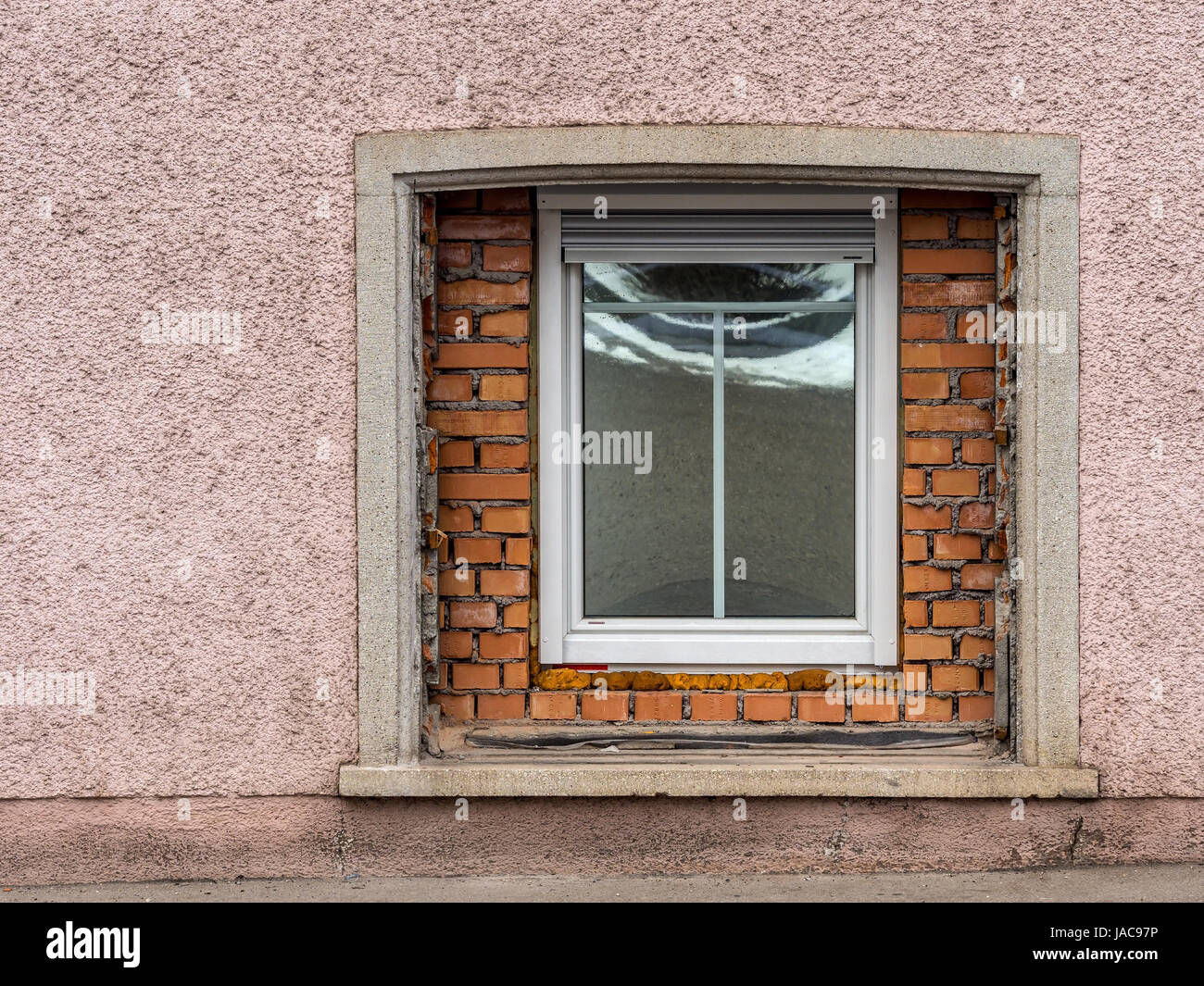 En una vieja casa de vivienda una gran ventana fue sustituido por una nueva. Símbolo de la antigua casa de renovación y mejora de espacio habitable, Einem alten Wohnhau Foto de stock