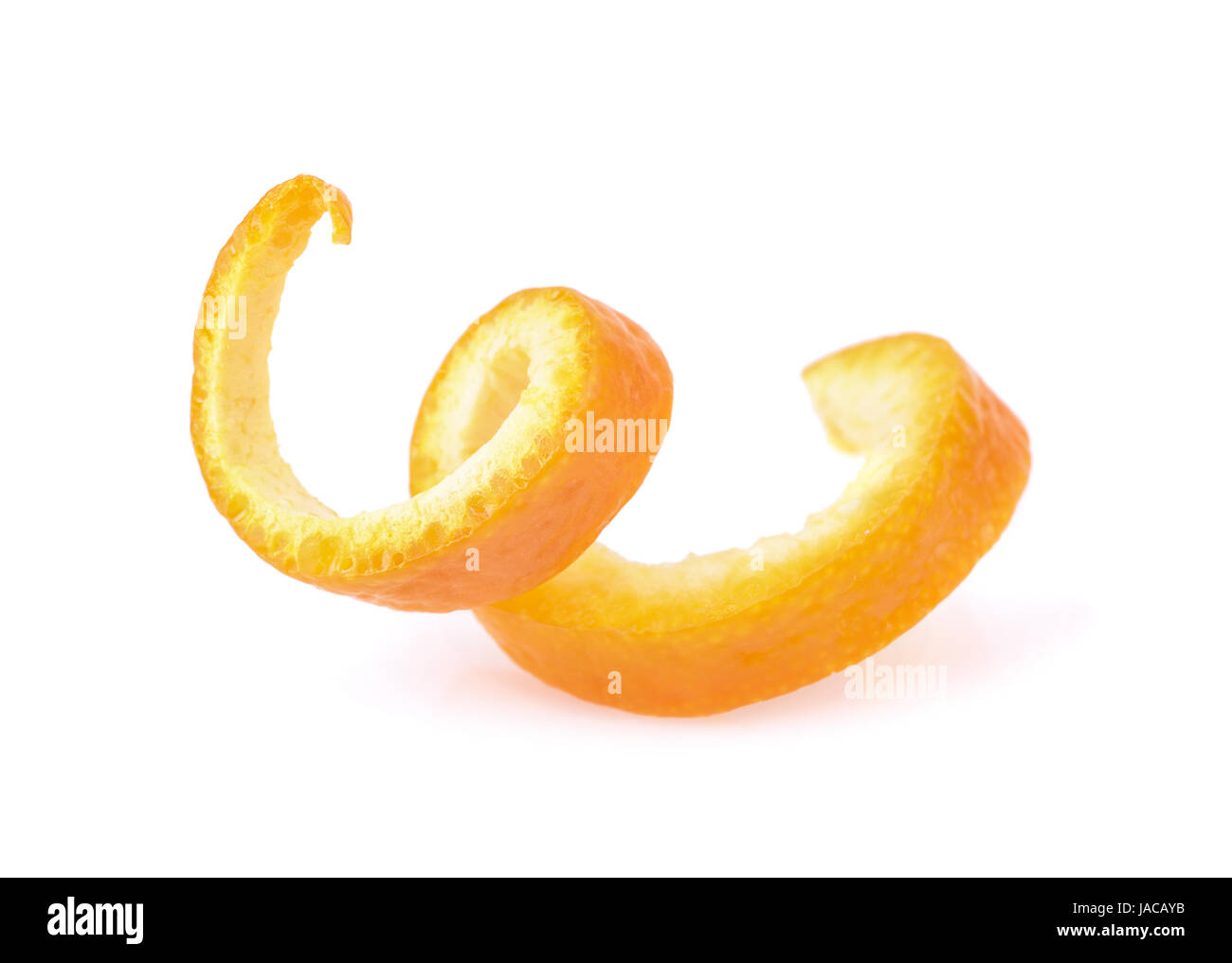La ralladura de naranja aislado en blanco en espiral Foto de stock