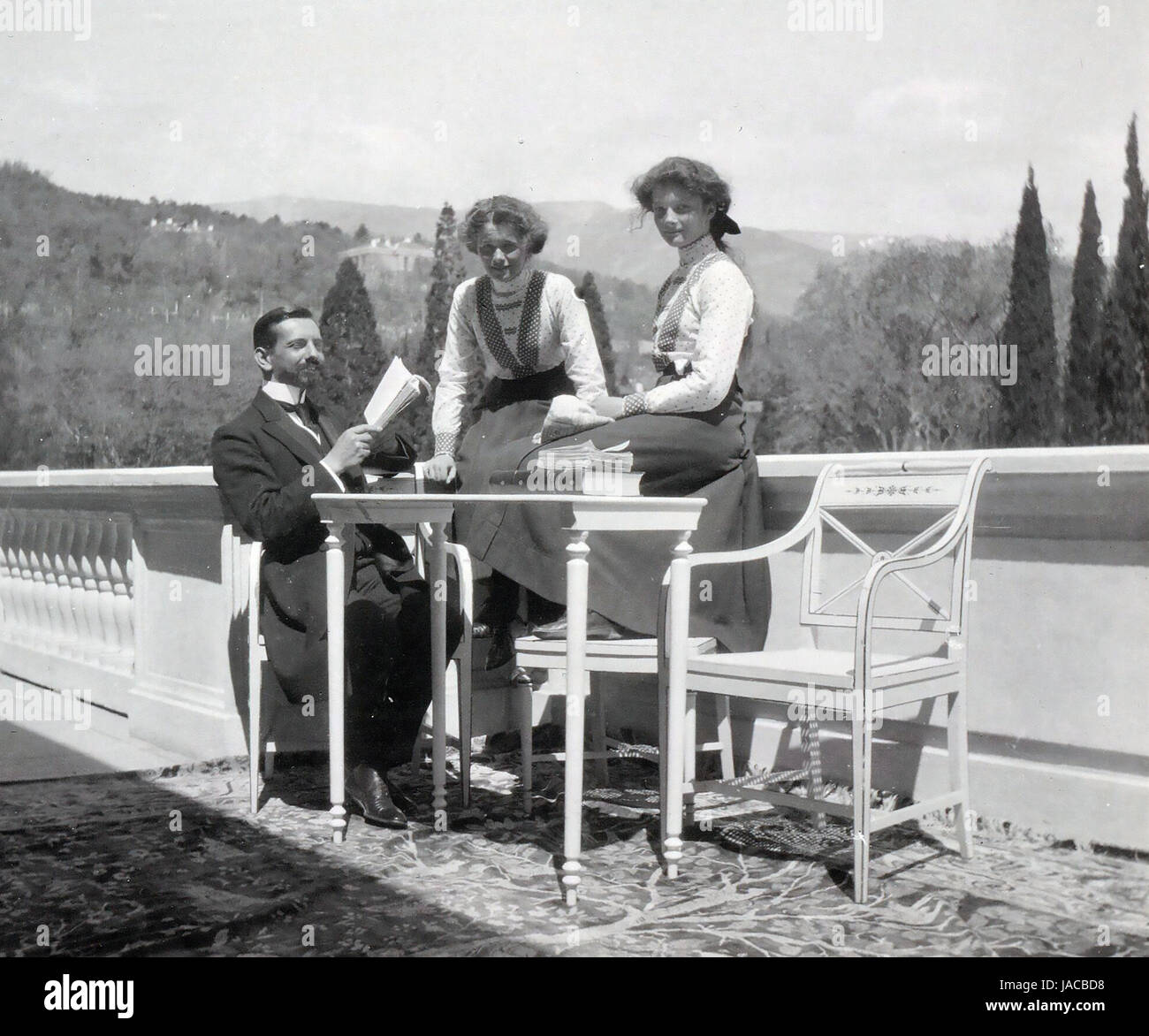 PIERRE GILLARD (1879-1962) idioma suizo el preceptor de los hijos de Nicolás II aquí con la gran duquesa Olga a la izquierda y la gran duquesa Tatiana en el Palacio de Livadia, en enero de 1911. Foto: Universidad de Yale Foto de stock