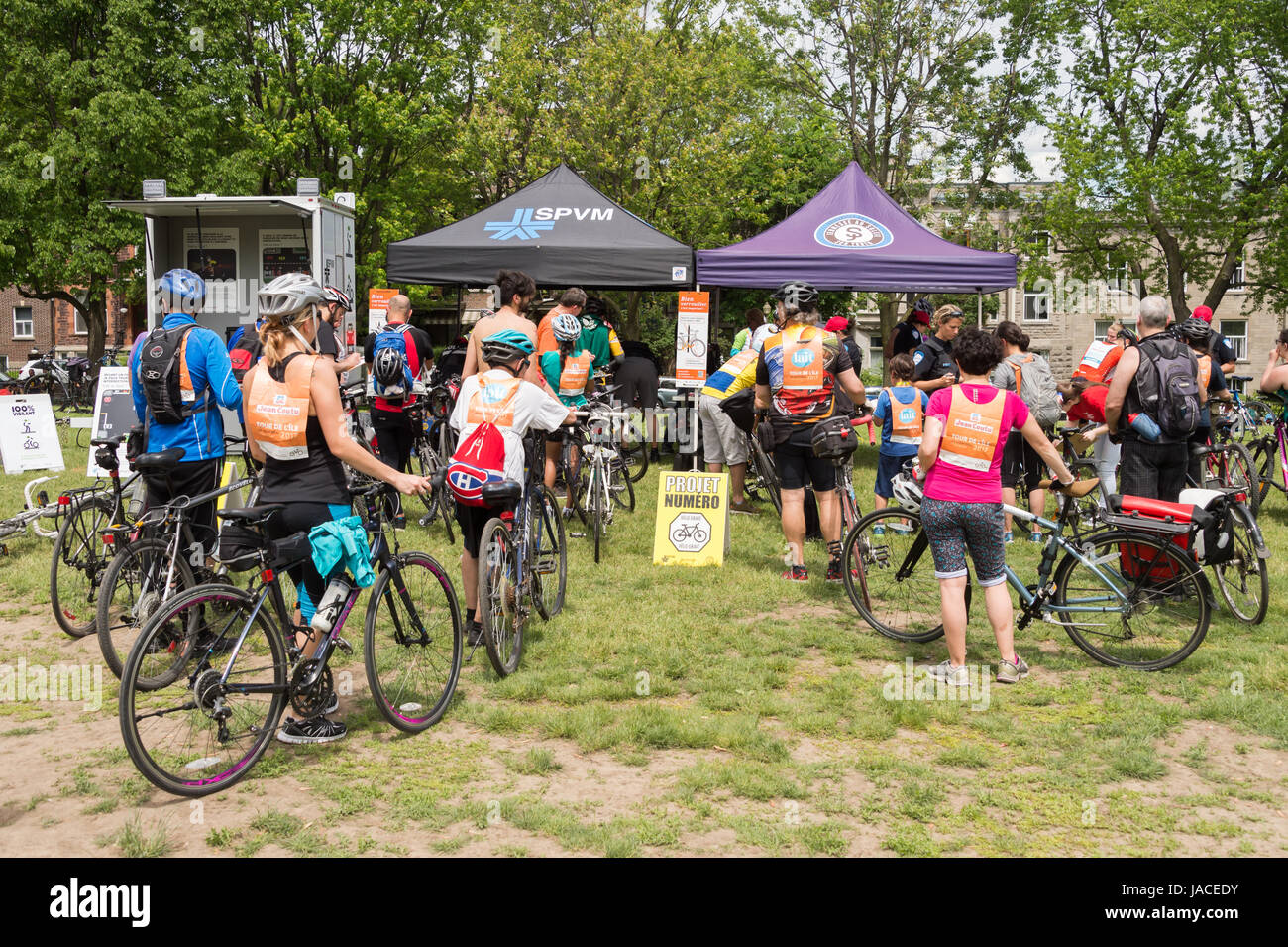 Montreal, Canadá - 4 de junio de 2017: Los ciclistas están esperando en línea en Park Jeanne Mance para obtener sus bicicletas grabado como una protección contra el robo Foto de stock