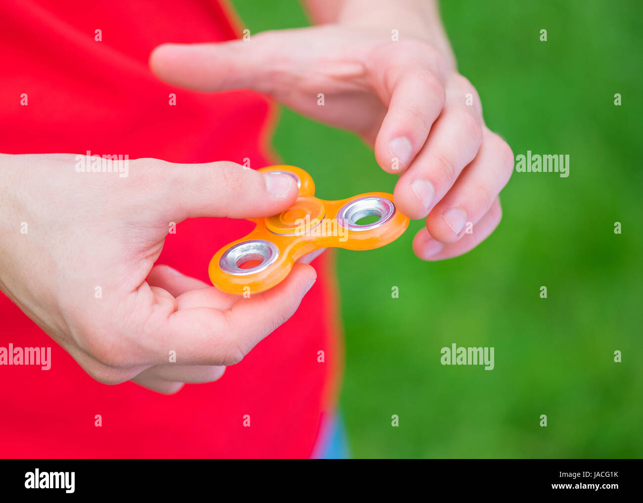 Mano con spinner toy Foto de stock