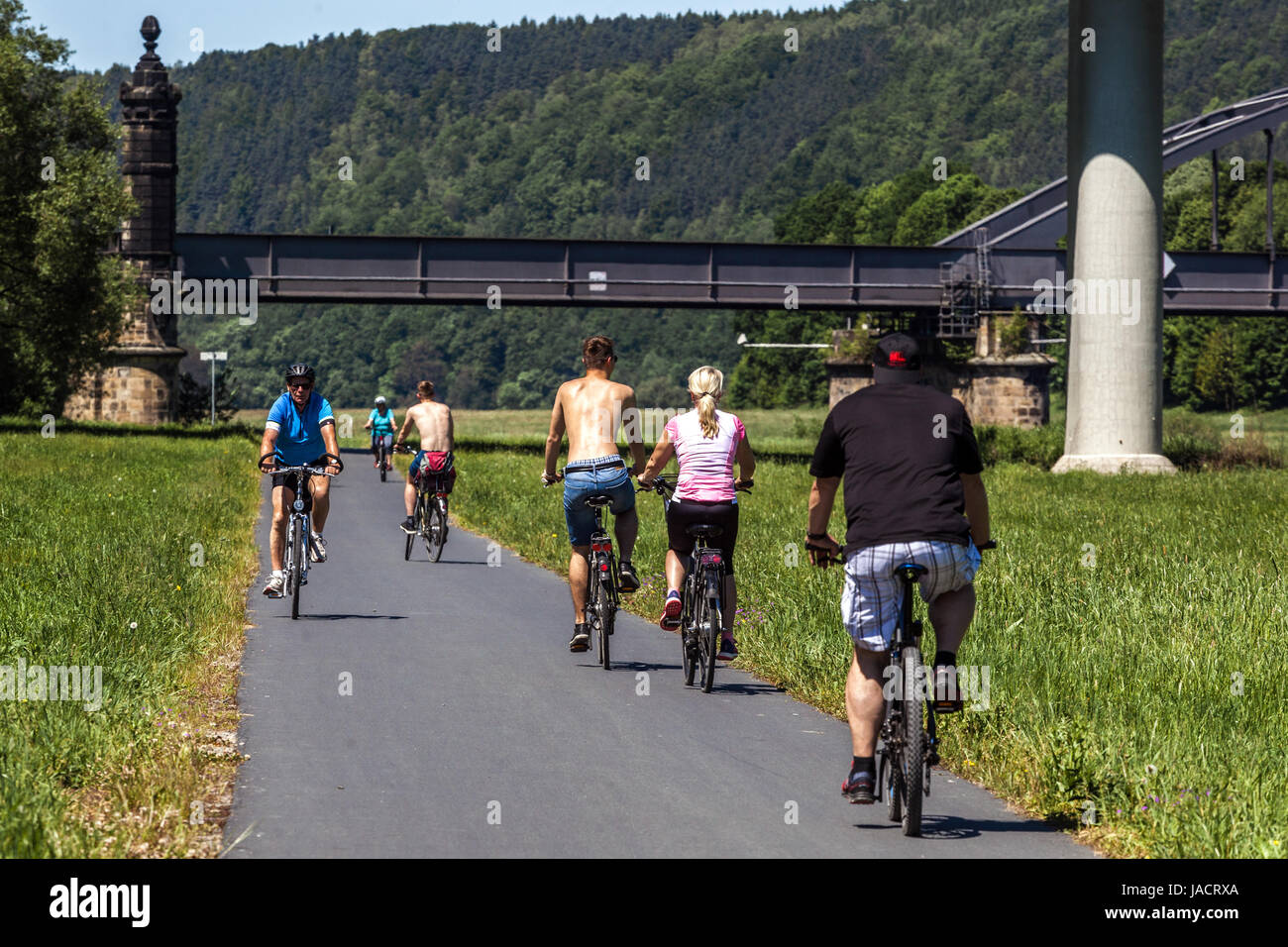 La gente, los ciclistas en una moto trail río Elba bicicleta en puente Bad Schandau valle del río Elba, en el Estado federado de Sajonia, Alemania, Europa puente Foto de stock