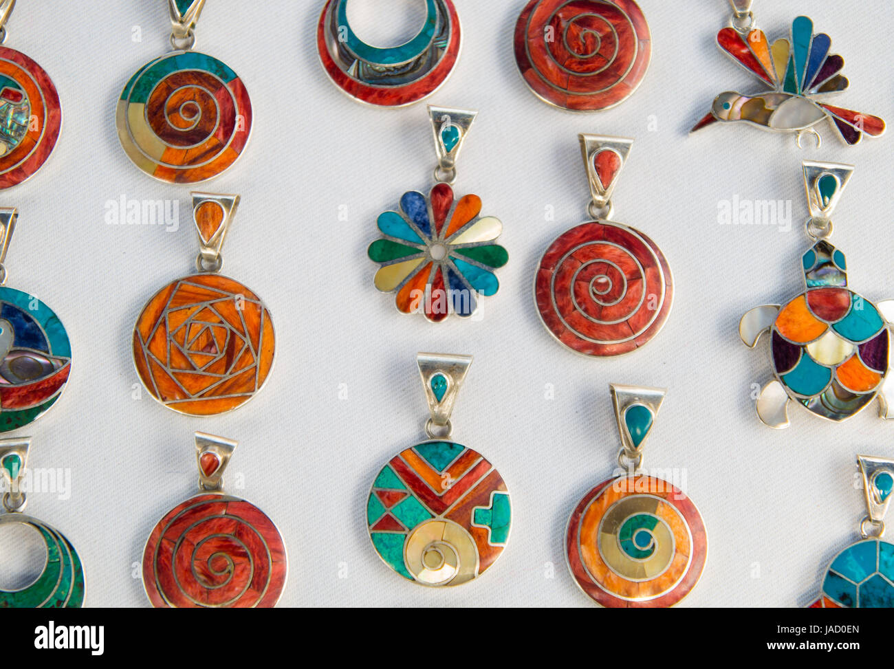 OTAVALO, Ecuador - Mayo 17, 2017: un montón de aretes de colores colgando  en el stand de la tienda en fondo blanco Fotografía de stock - Alamy