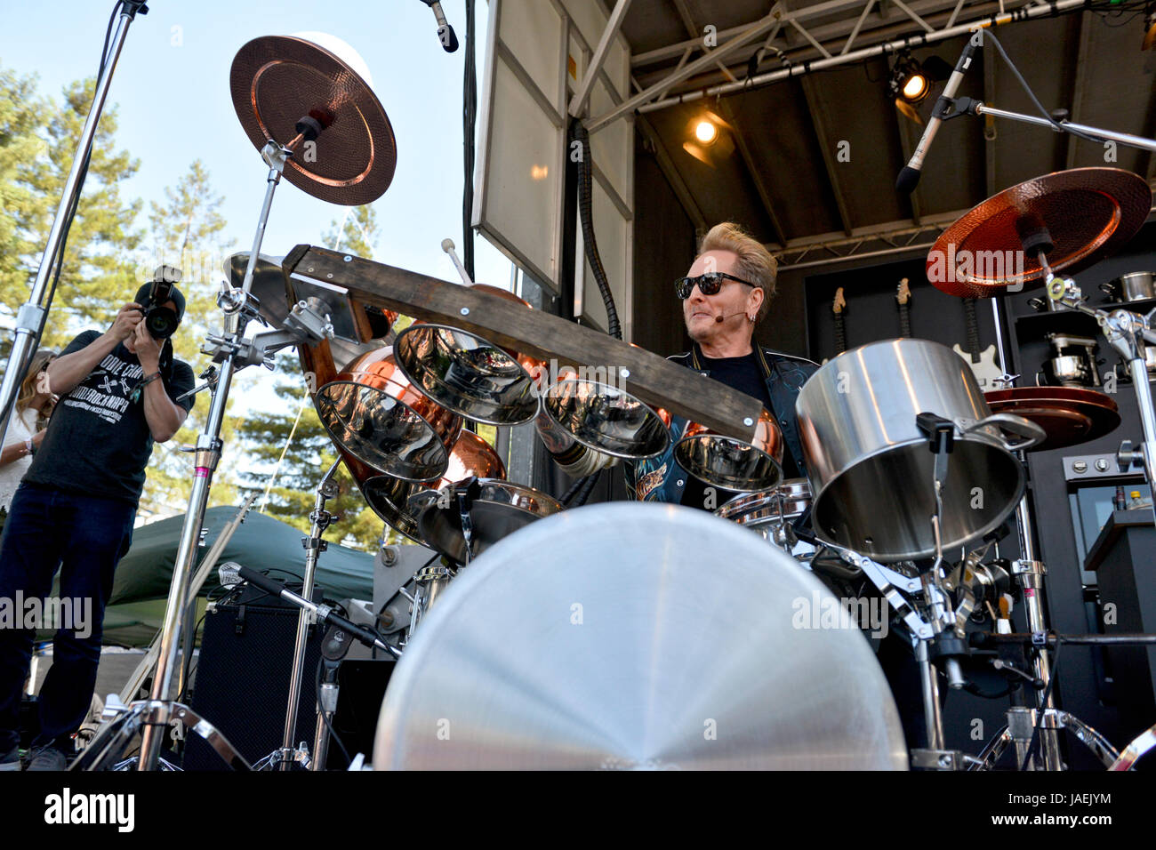 Pots and pans drum fotografías e imágenes de alta resolución Alamy