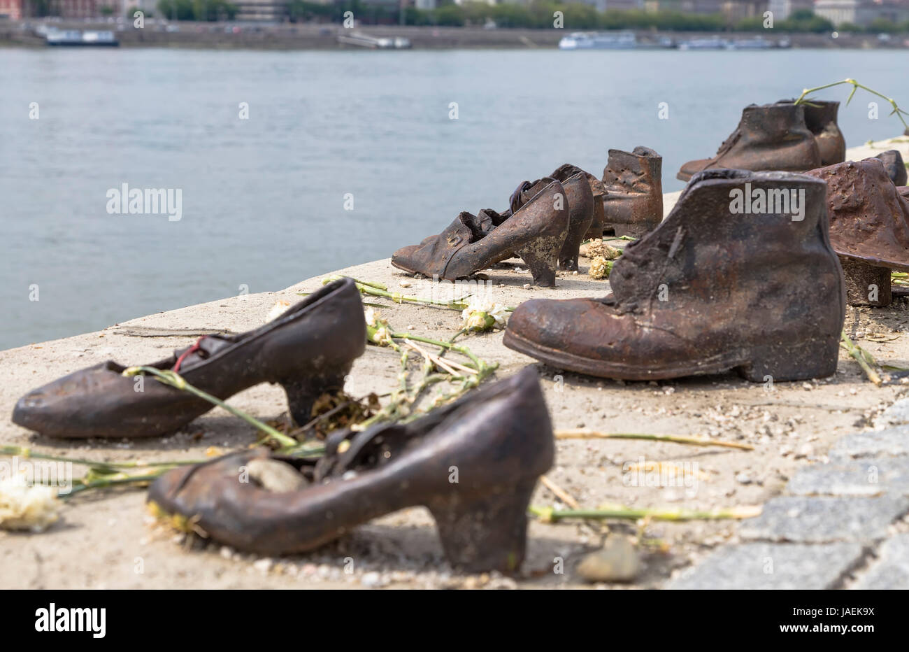 Los zapatos en el Danubio, un monumento a los judíos húngaros - el  Holocausto en Budapest. Hungría Fotografía de stock - Alamy