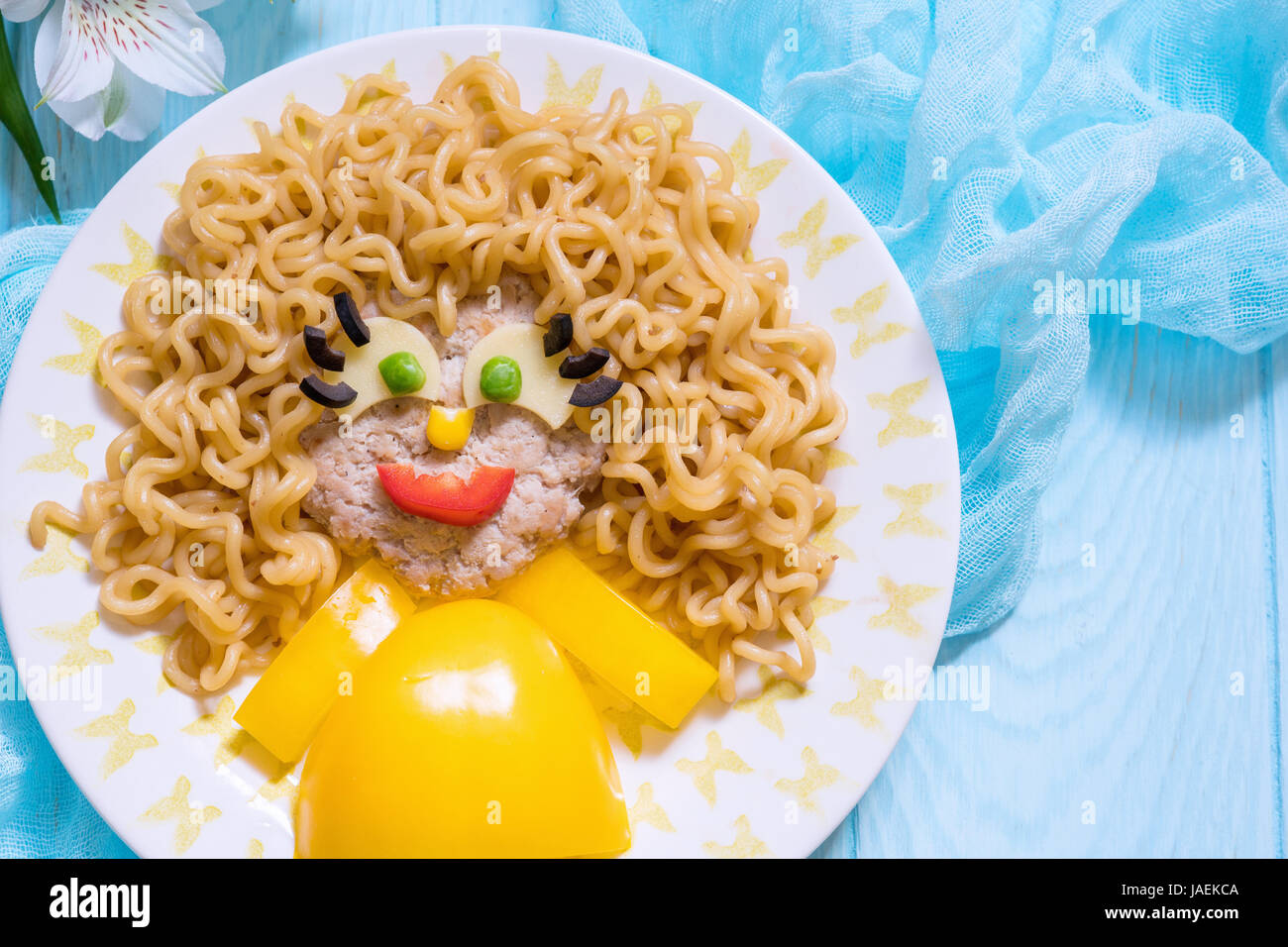 Funny Girl comida cara con Chuleta, Pasta de fideos y verduras Foto de stock