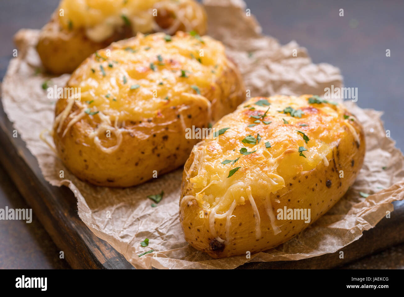Horneado de patatas rellenas con queso y bacon. Foto de stock