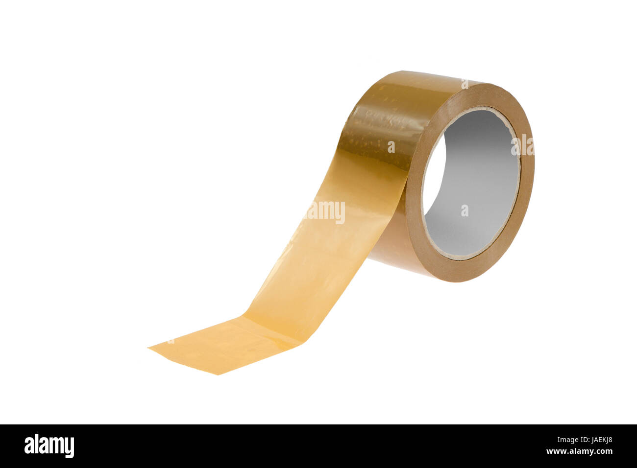 Eine Rolle braunes Klebeband freigestellt auf weißem Hiuntergrund - Un rollo de cinta adhesiva marrón aislado sobre fondo blanco. Foto de stock