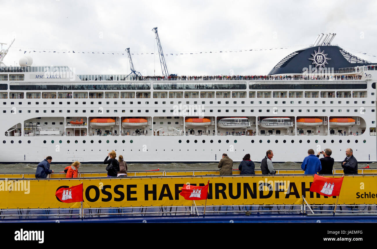 "Grosse Hafenrundfahrt Plakat' vor Kreuzfahrtschiff MSC Lirica beim Hafengeburtstag 2012, Hamburgo, Alemania; Banner 'Great Harbor ida y vuelta" en la parte delantera del buque de crucero MSC Lirica en el Harbour Birthday 2012, Hamburgo, Alemania. Foto de stock