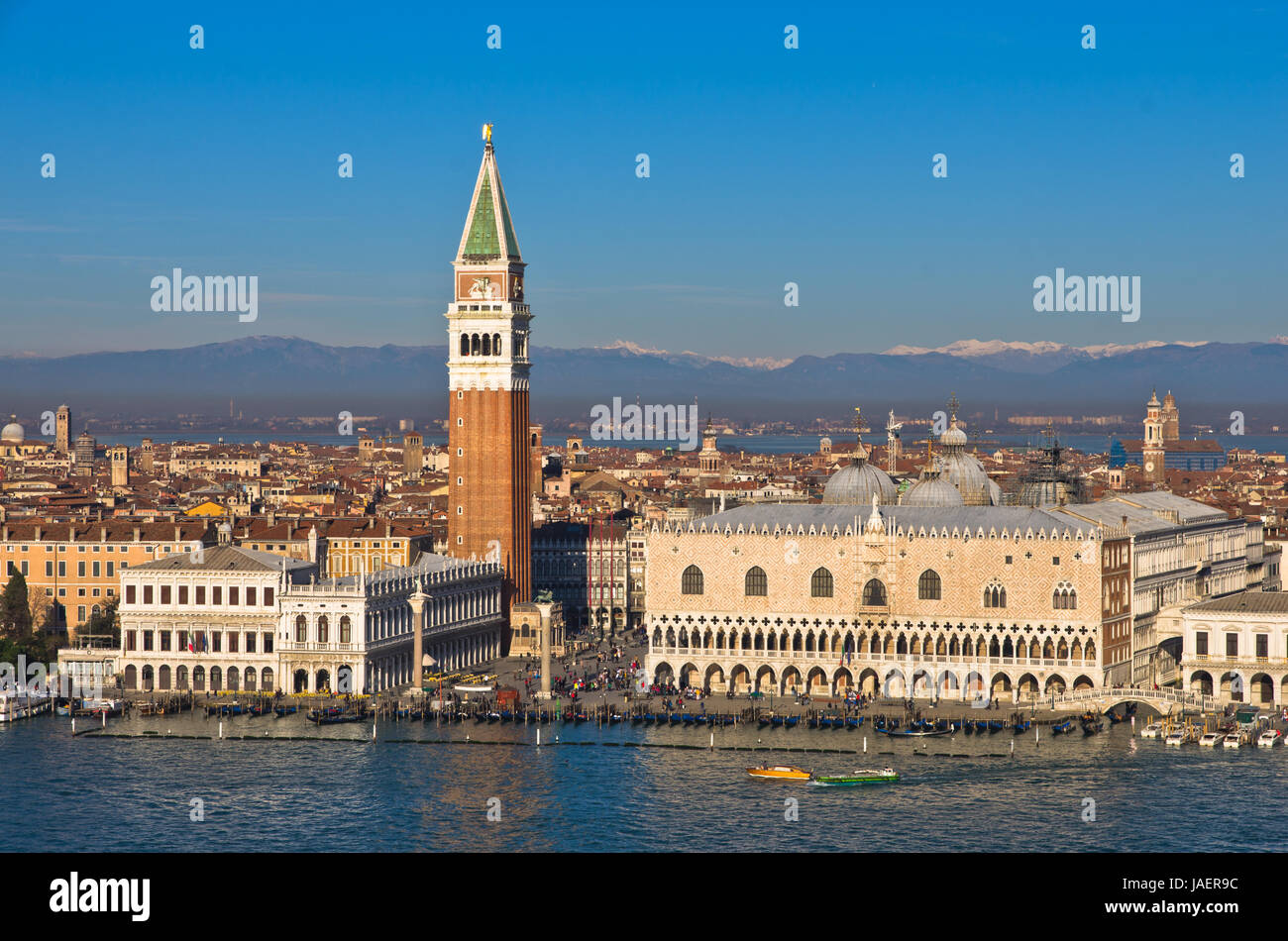 Campanila campanario en la plaza de San Marcos desde el otro lado de un canal, Venecia, Italia Foto de stock