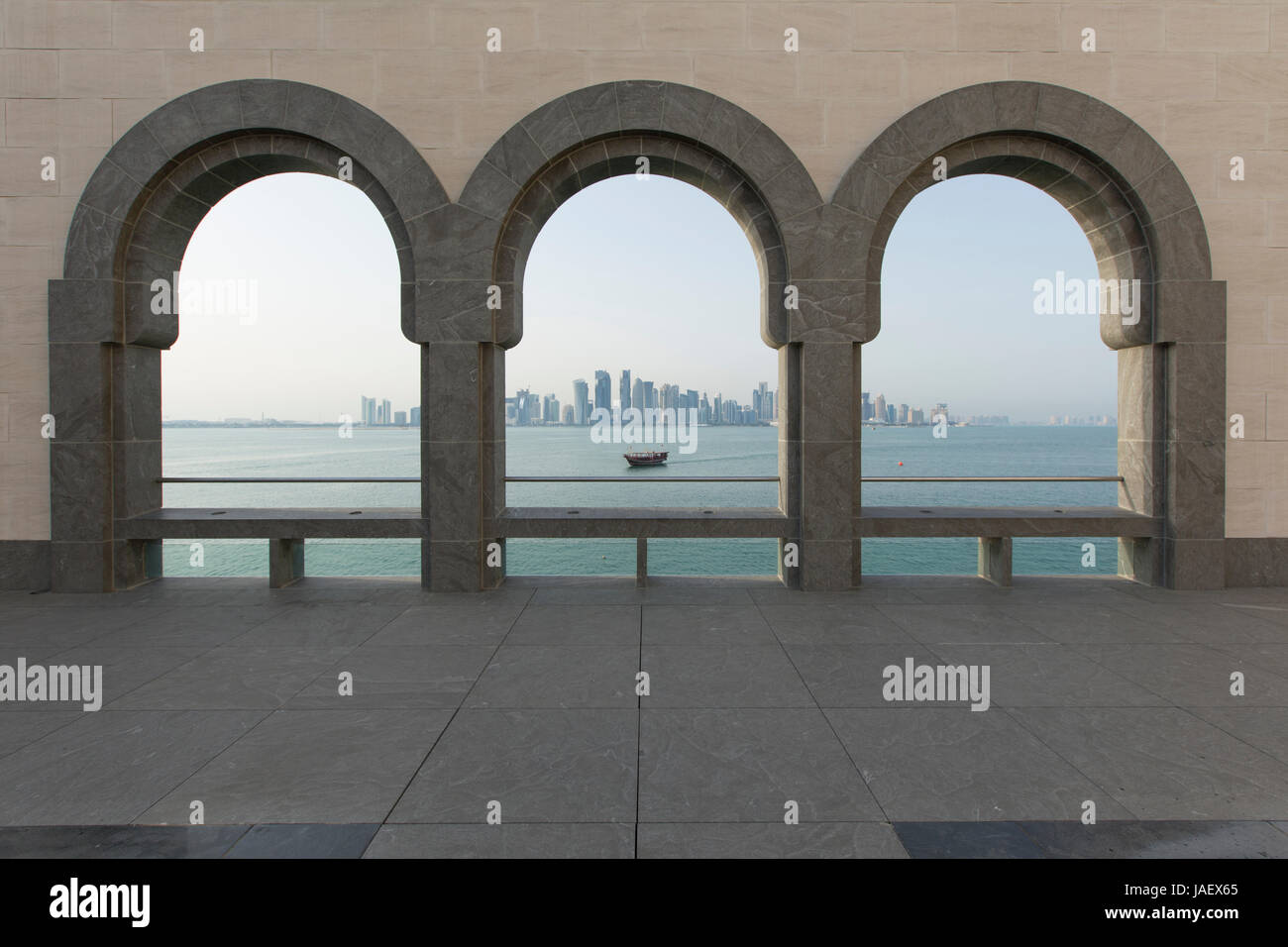 Vista desde el Museo de Arte Islámico de la bahía hasta el distrito de negocios de West Bay, Doha, Qatar Foto de stock