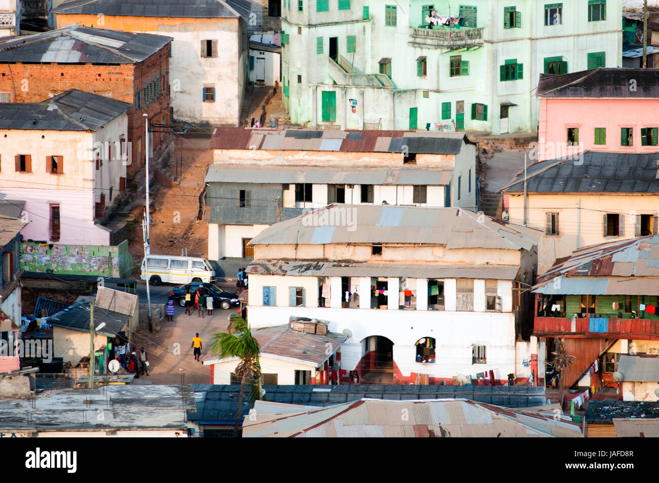 Vista de calles y viviendas desde Fort William, Cape Coast, Ghana Foto de stock