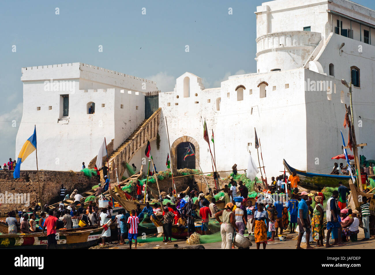 Los barcos de pesca y el castillo de Cape Coast, Cape Coast, Ghana Foto de stock