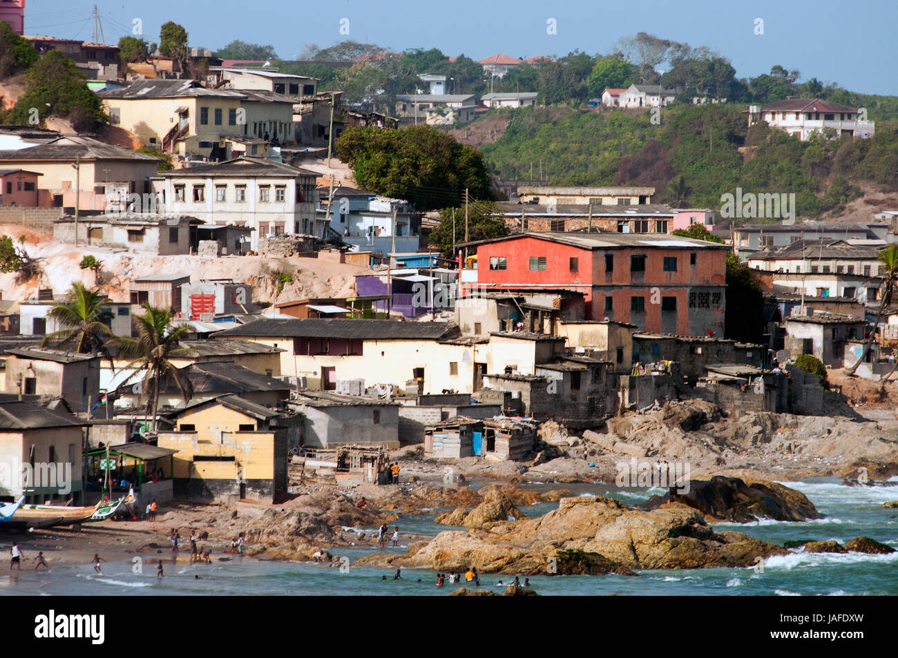 Shoreline escena con vivienda, Cape Coast, Ghana Foto de stock